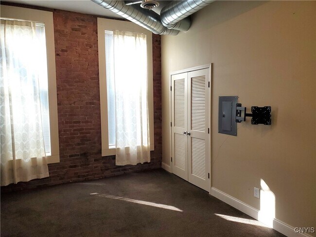 Building Photo - 813 S Salina St