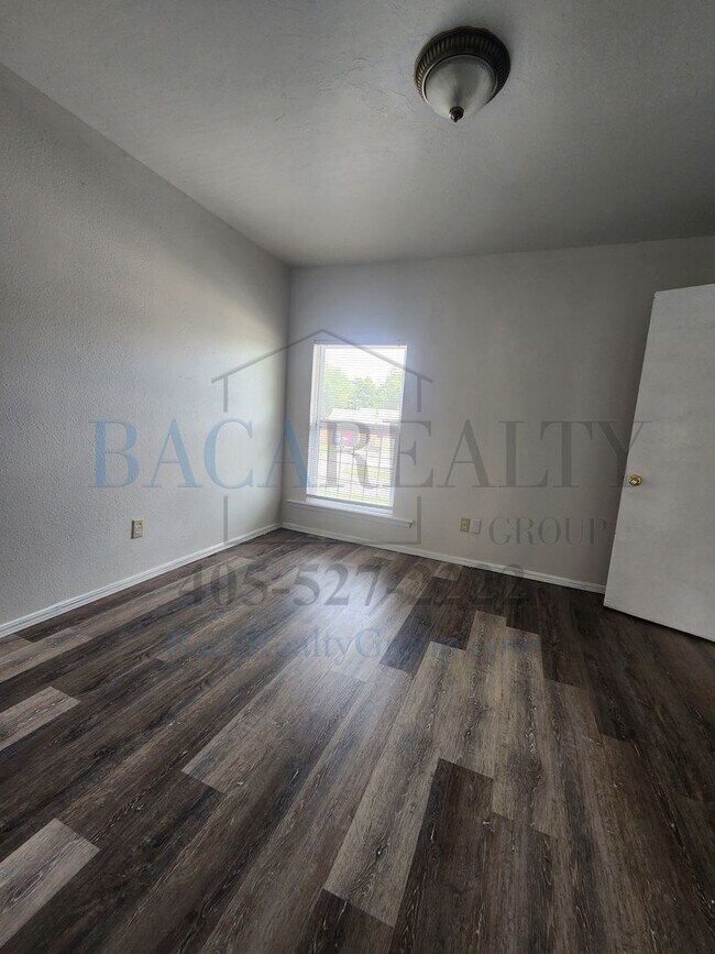 Building Photo - 2258 Donna Dr