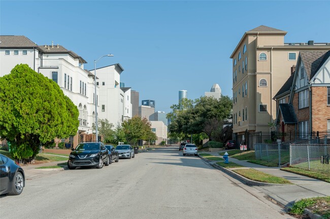 Building Photo - 405 W Clay St