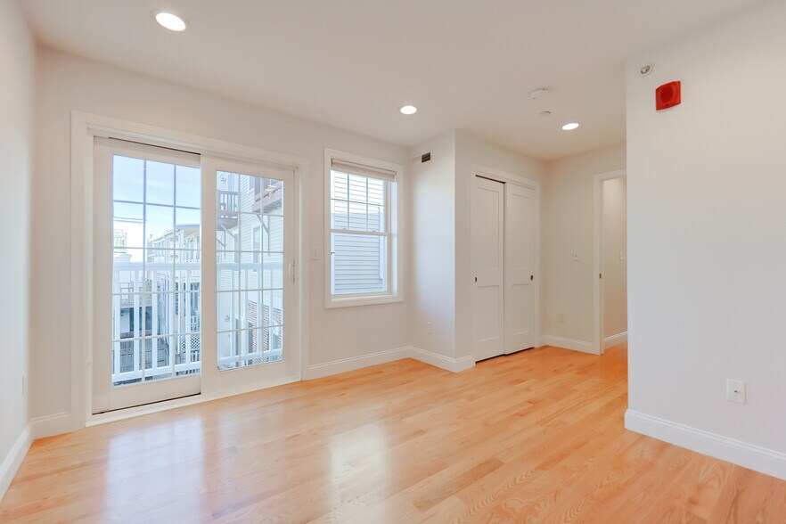 Building Photo - 375 Dorchester St