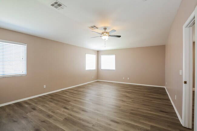 Building Photo - 1102 Broomfield Dr