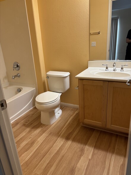 1st floor bathroom - 11372 Colinward Ave