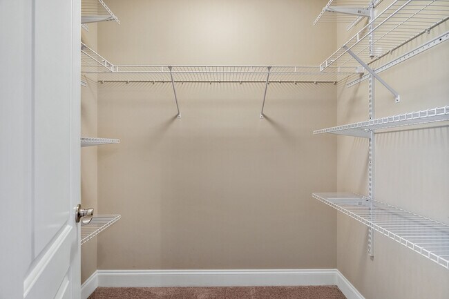 Building Photo - 128 Willow Tree Dr