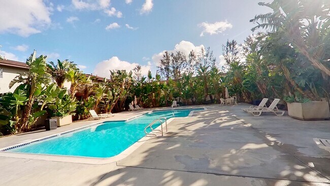 Building Photo - 555 N Tustin Ave