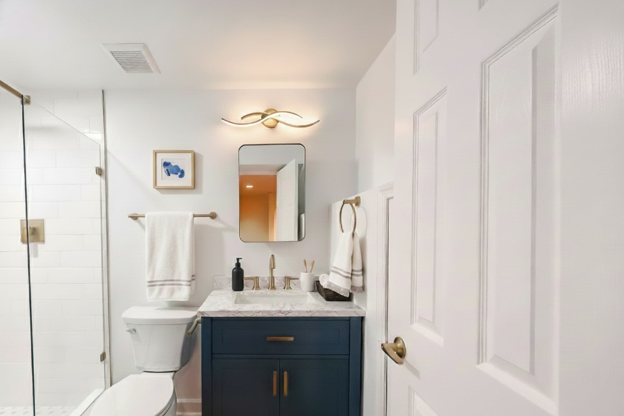 Updated full bathroom with modern fixtures - 6471 Grommet Dr