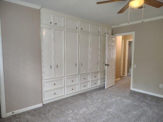 Building Photo - 2823 Whitman Dr