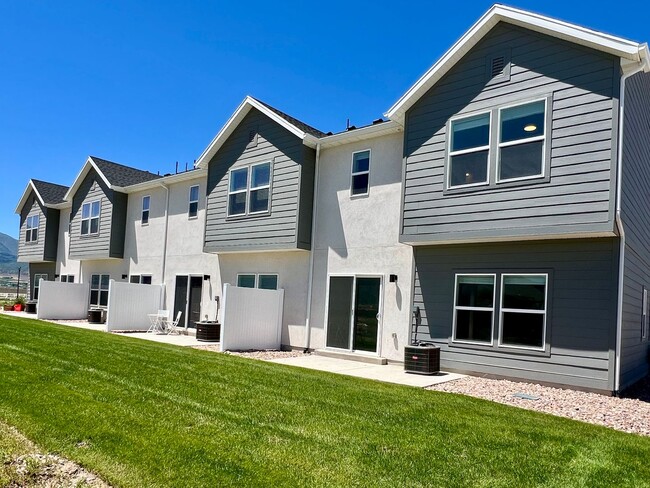 Building Photo - LOVELY TOWNHOME IN SALEM