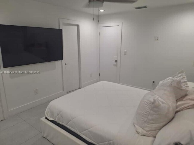 Building Photo - 13437 SW 44th Ln