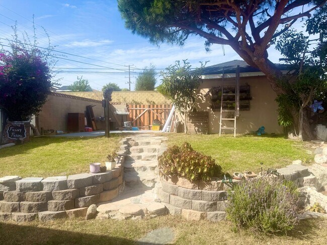 Building Photo - AWESOME 3 BEDROOM 2 BATH BEACH HOUSE