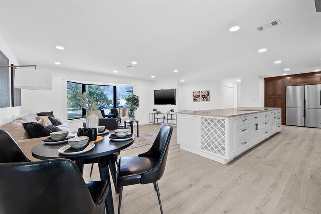 Building Photo - 4495 Clearwater Harbor Dr