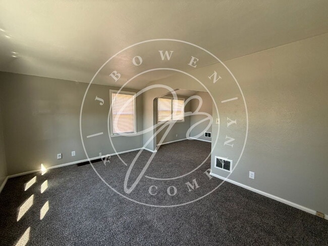 Building Photo - "Charming 2-Bed upper Duplex on Wyckliffe Parkway – Cozy Living Awaits!"