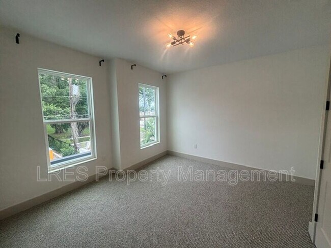 Building Photo - 722 Ellwood Ave