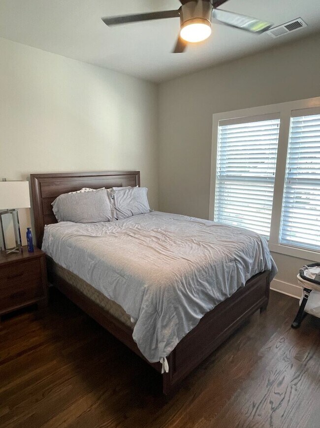 Building Photo - Convenient Living in West End