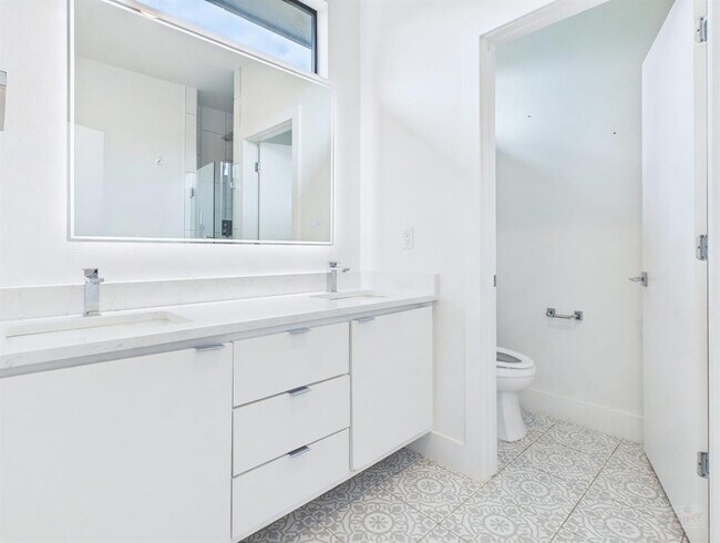 Building Photo - 4402 Mt Vernon Dr