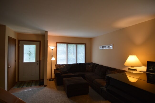 Building Photo - 102 Lotus Ave