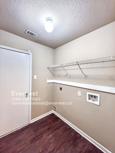 Building Photo - 19402 Sandy Woods Dr