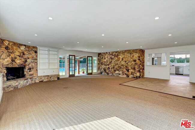 Building Photo - 165 N Las Palmas Ave