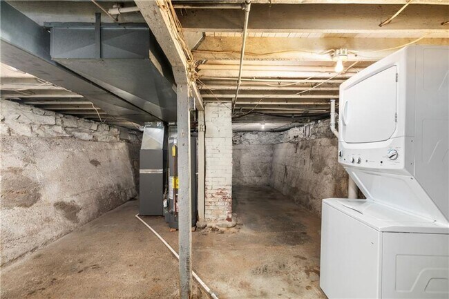 Building Photo - Charming Renovated 2 Bedroom Bungalow