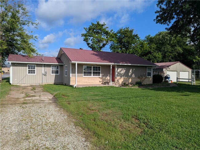 Building Photo - 320 S Country Club Rd