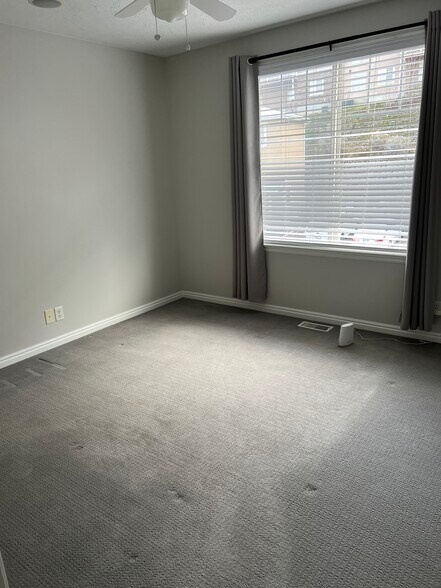 Building Photo - 1376 Alpine Way