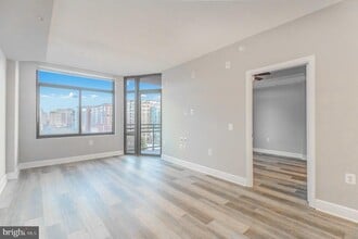 Building Photo - 3600 S Glebe Rd