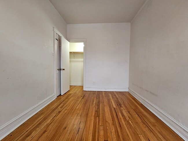 Building Photo - 709 W Cornelia Ave