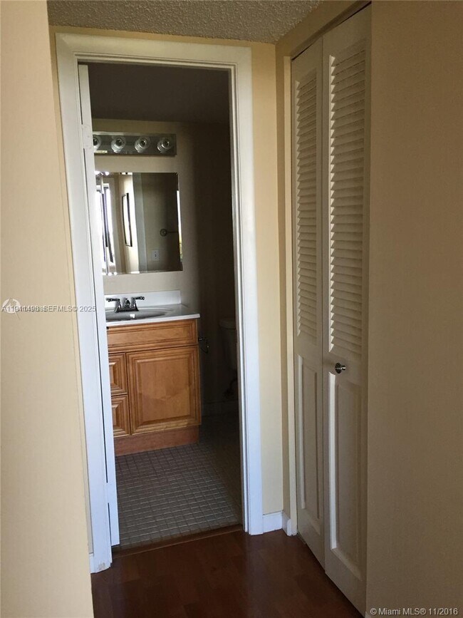 Building Photo - 200 Leslie Dr