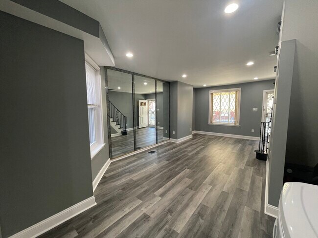 Building Photo - 1611 S Yewdall St