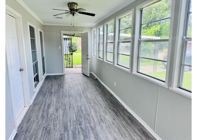 Building Photo - 4914 Kelso St