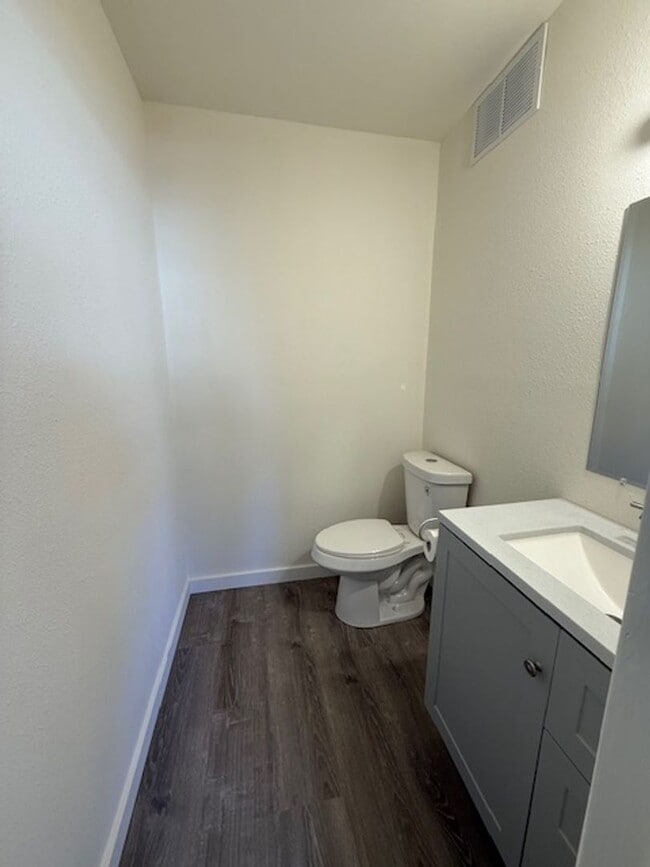 Building Photo - Completely remodeled and beautiful 2 Bedroom apartment available - Contact Property Pros