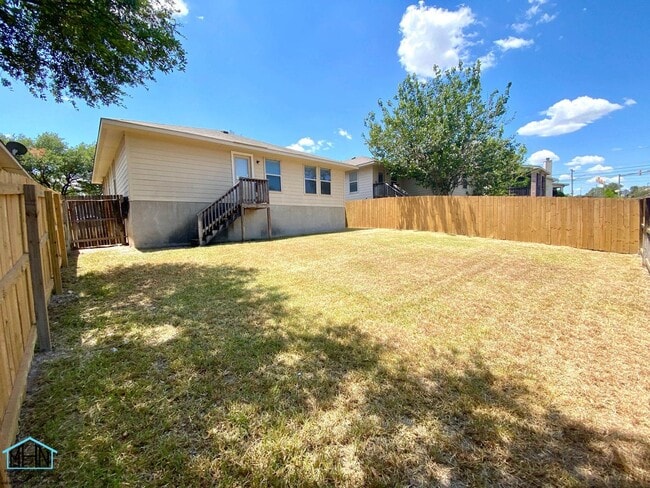 Building Photo - Inviting, Bright, Fresh, and Ready to Welc...