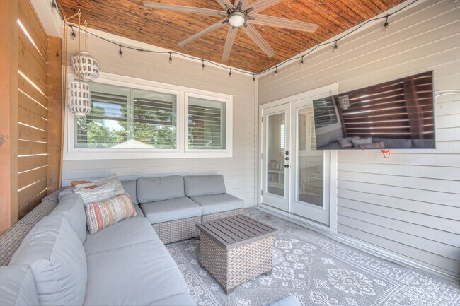 Building Photo - Luxurious 4BR Home Close to 12 South