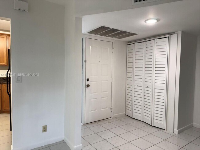 Building Photo - 2902 Carambola Cir N