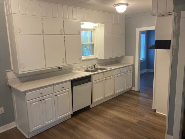 Building Photo - House with conforming 3rd room!!