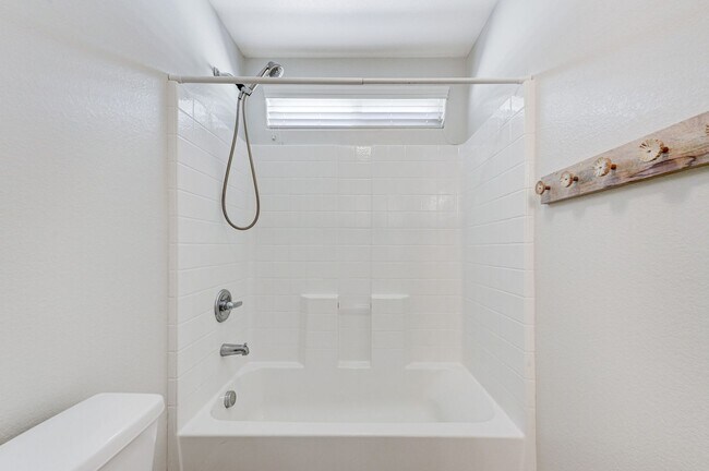 Building Photo - House For Rent! 4 beds, 3 baths Community ...