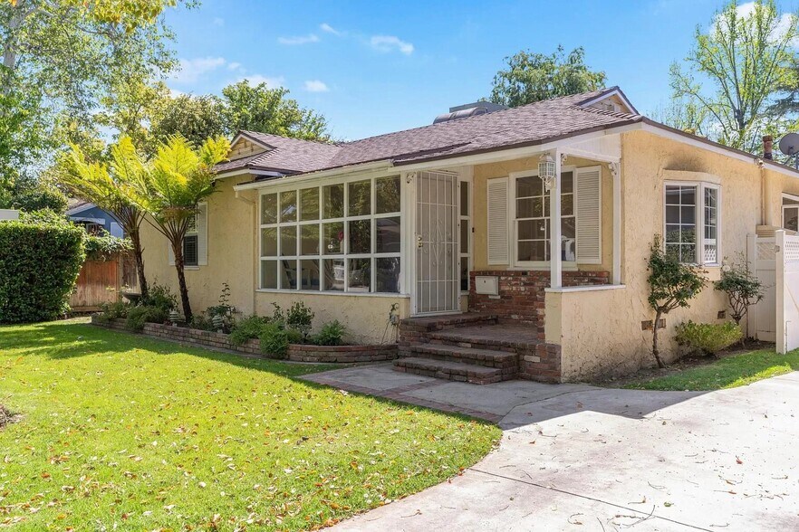 Ranch style home with lots of charm and character - 14024 Peach Grove St