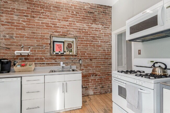 Building Photo - Lovely Victorian duplex for rent 2 bed / 1 bath