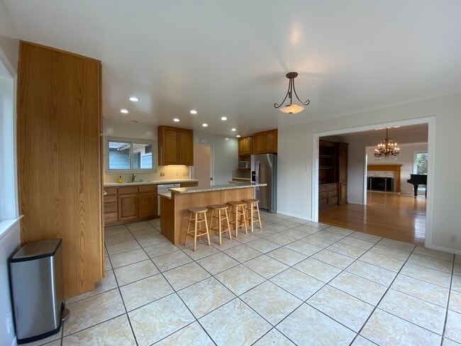 Building Photo - 845 Viewridge Dr