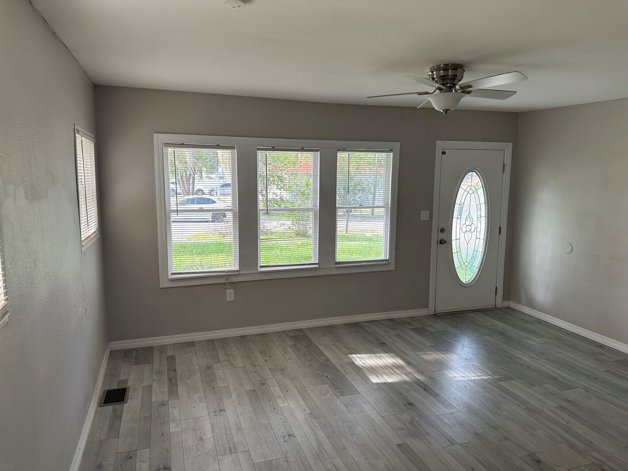 Living room - 2216 W Woodlawn Ave