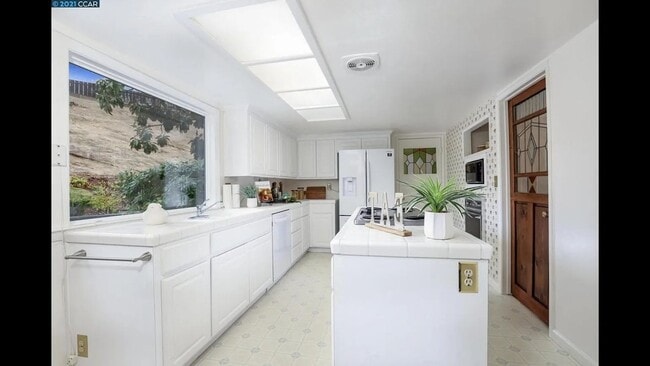 Building Photo - Stunning 4BR Pleasant Hill Home on Cul-de-Sac with Backyard Oasis — Pet-Friendly!