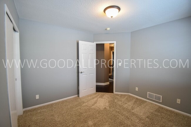 Building Photo - 4 Bedroom 3 Bath Home 3 Car Garage with large fenced in yard in Waukee