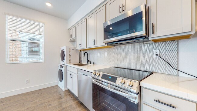 Building Photo - 1 bedroom Granny unit! (Above Garage) with...