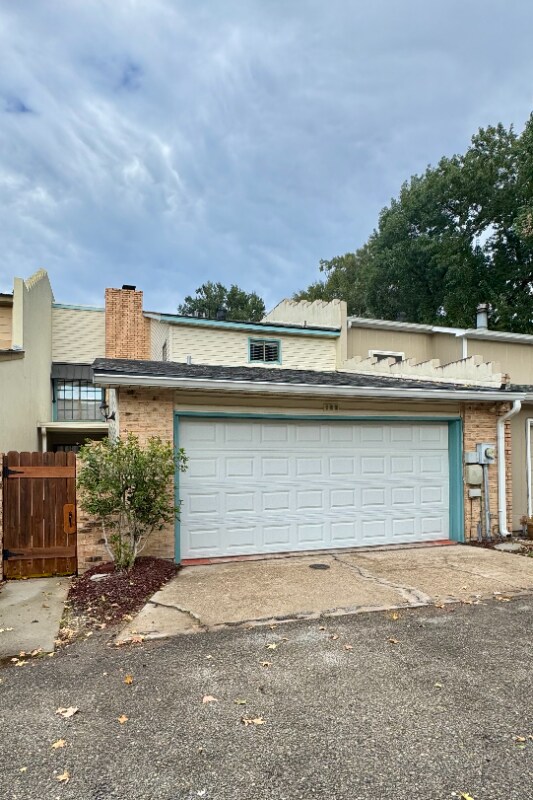 Building Photo - 305 Halcott Dr