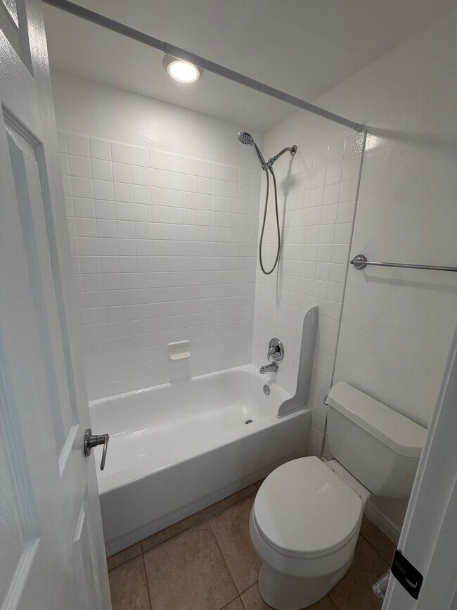 Building Photo - Beautiful 1BD w/ Reserved Parking and Laundry On-Site in Pacific Beach!