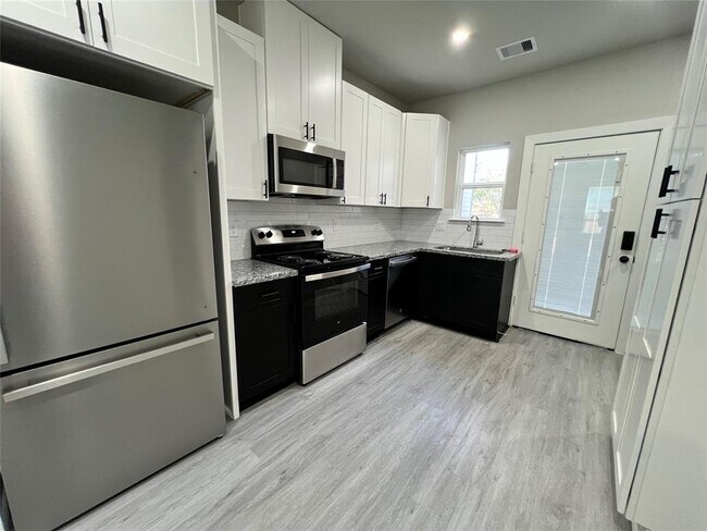 Building Photo - 8157 Tate St