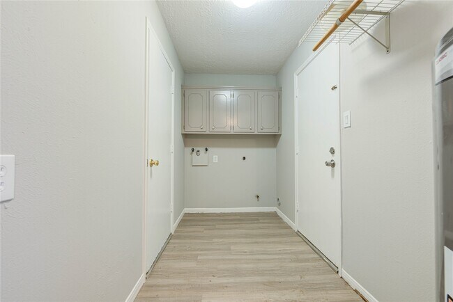 Building Photo - 2715 Halstead Dr