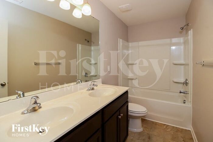 Building Photo - 1752 Abbott Oaks Dr