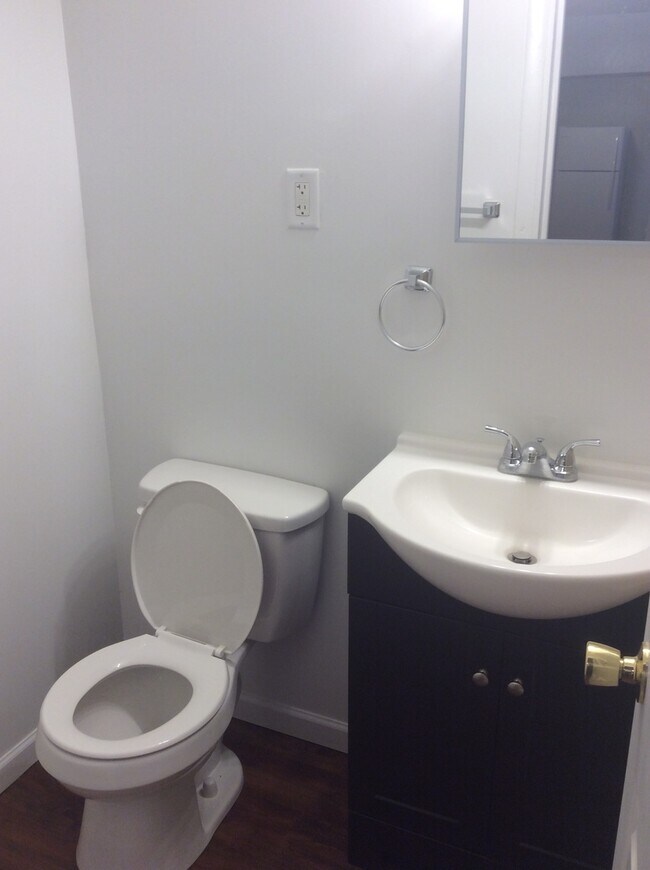 Building Photo - 3 Bedroom 1.5 Bath 1st Floor Apartment-York City SD