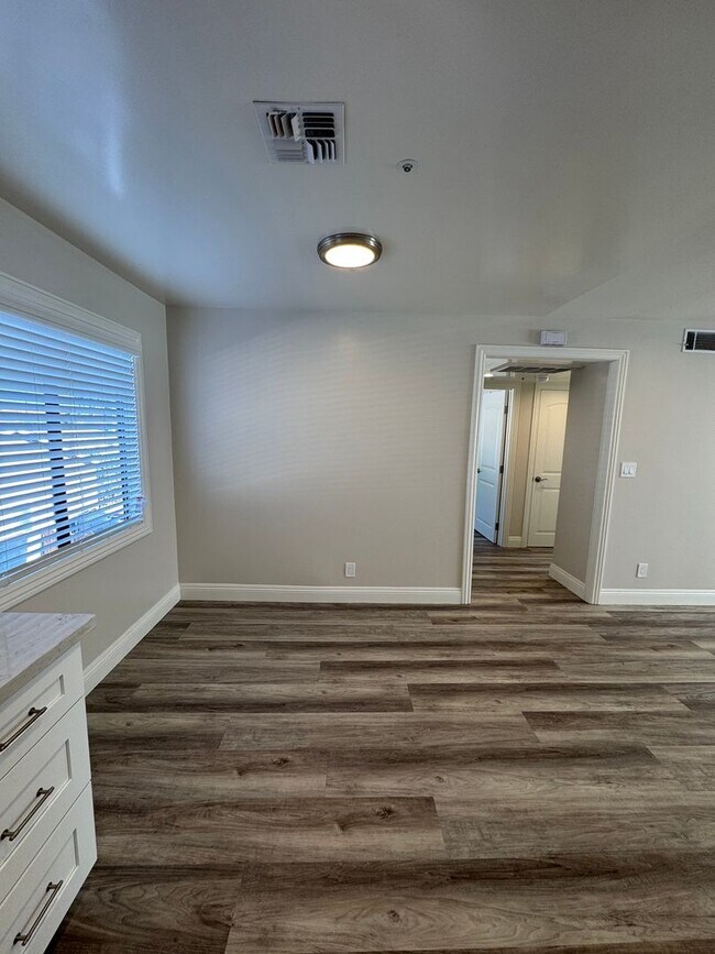 Building Photo - 922 Benito Ave