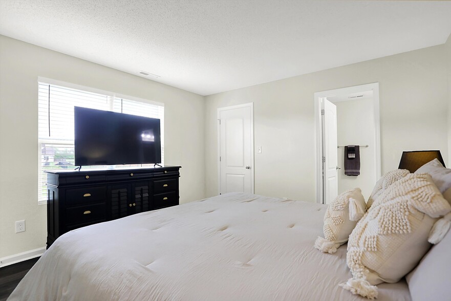 Building Photo - 5549 Wild Horse Dr